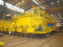 Pouring crane for a steel mill